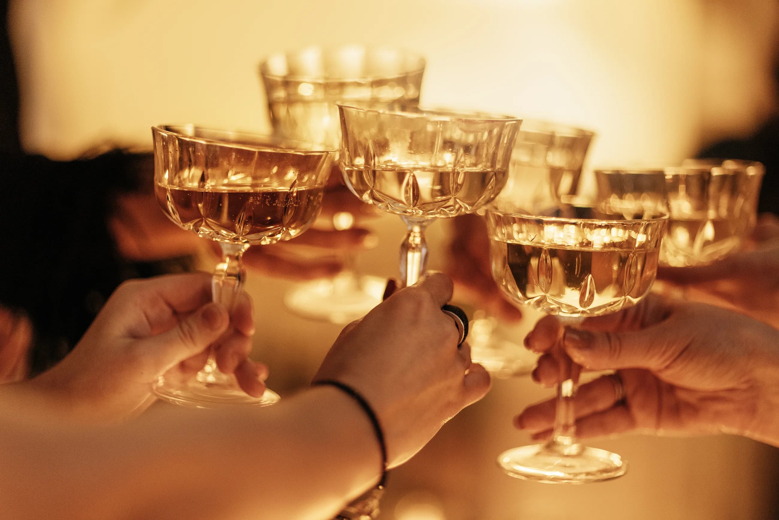 Invités qui trinquent avec des coupes de champagne